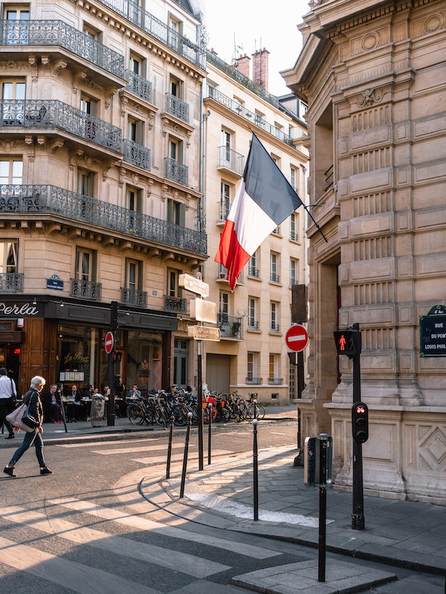 Immeubles dans une rue avec un drapeau Français