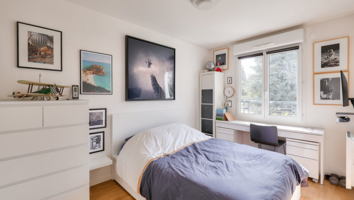 Chambre lumineuse avec lit et bureau à Châtenay-Malabry.