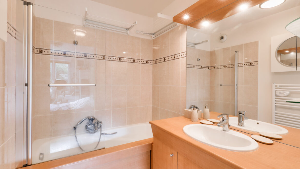 Salle de bain moderne avec double vasque et baignoire, Châtenay-Malabry.