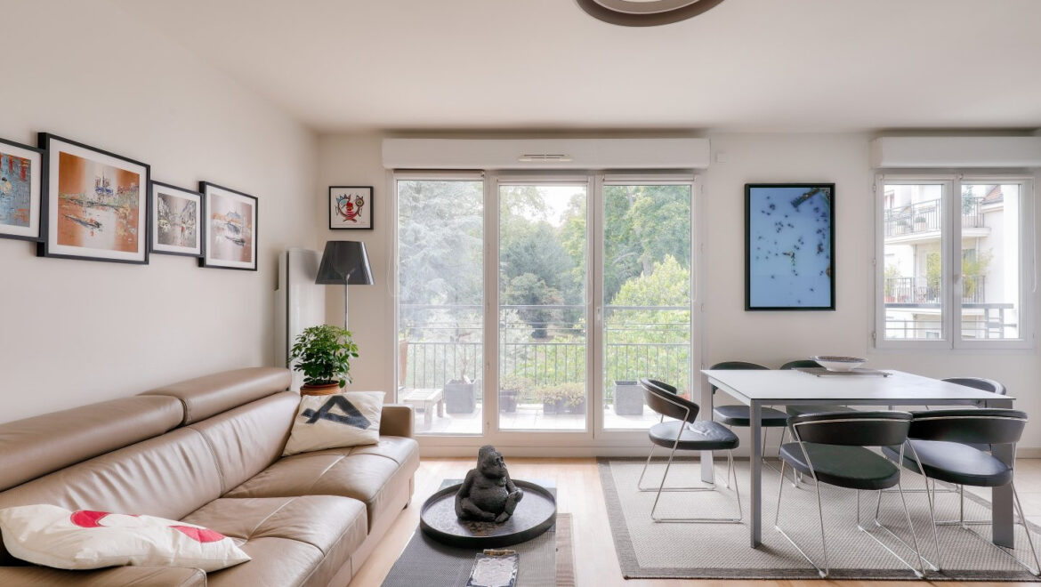 Salon moderne avec canapé et grandes fenêtres, Châtenay-Malabry.