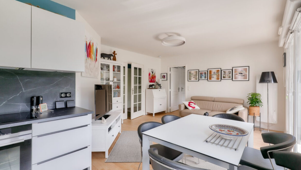 Salle de séjour moderne et lumineuse avec cuisine ouverte à Châtenay-Malabry.