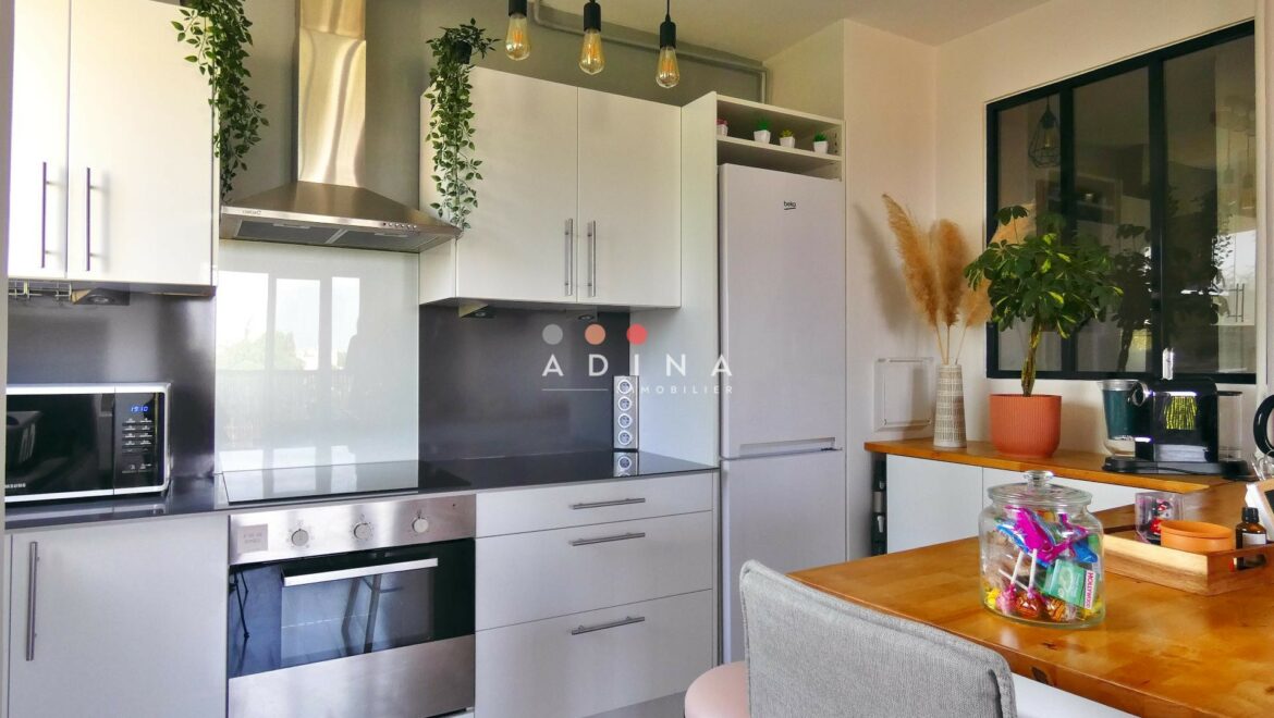 Cuisine moderne avec électroménagers en acier inoxydable.