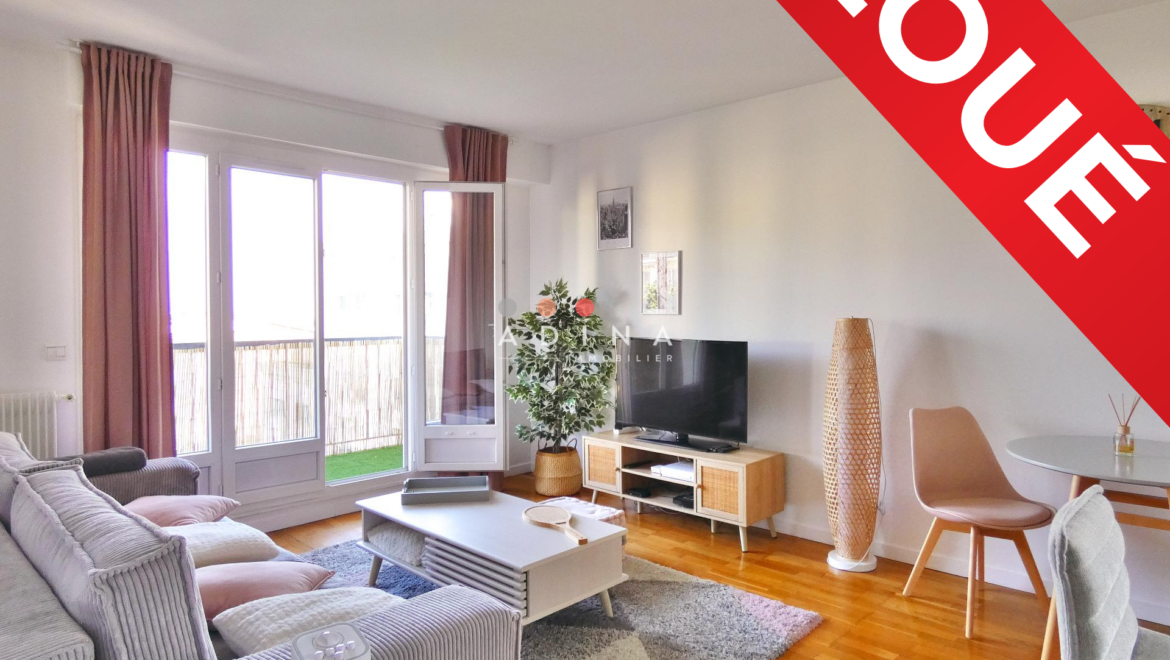 Salon moderne d'un appartement, avec étiquette "loué".