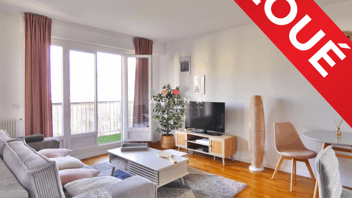 Salon moderne avec balcon, loué.