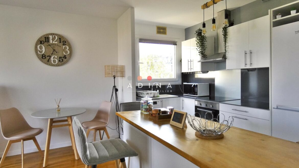 Cuisine moderne et lumineuse avec bois et blanc.