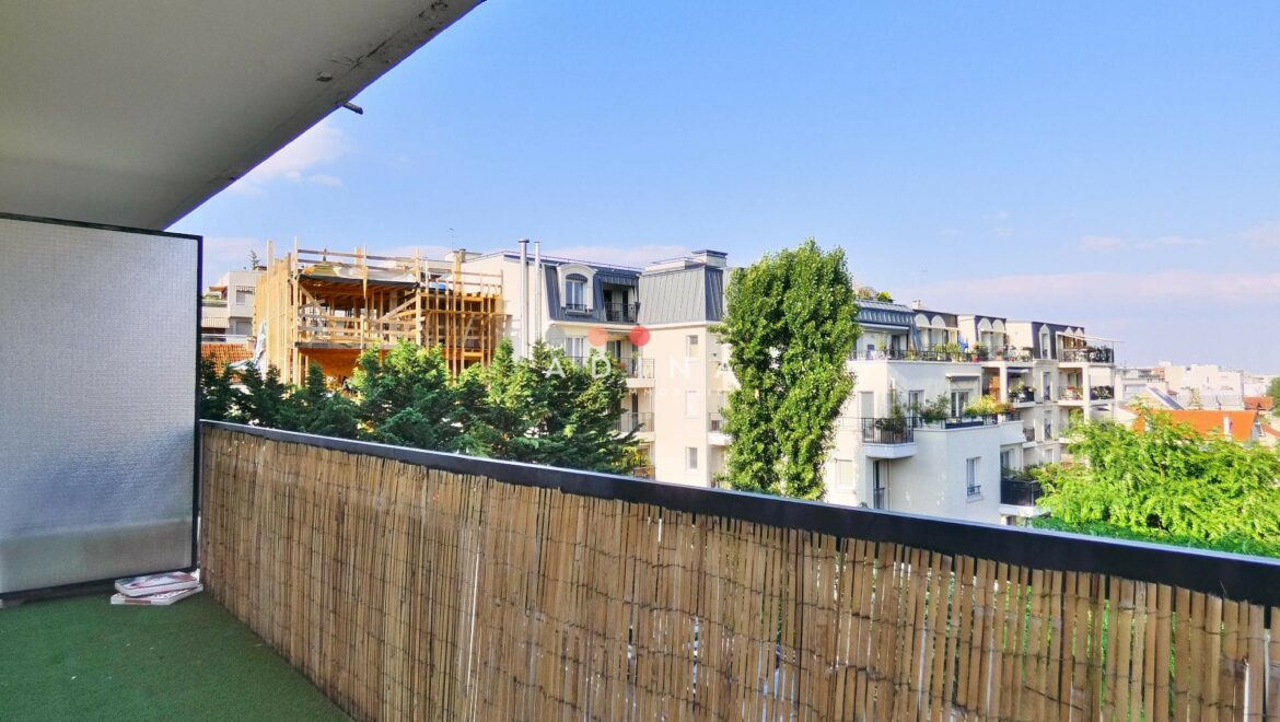 Balcon avec vue sur des immeubles à Le Plessis-Robinson.