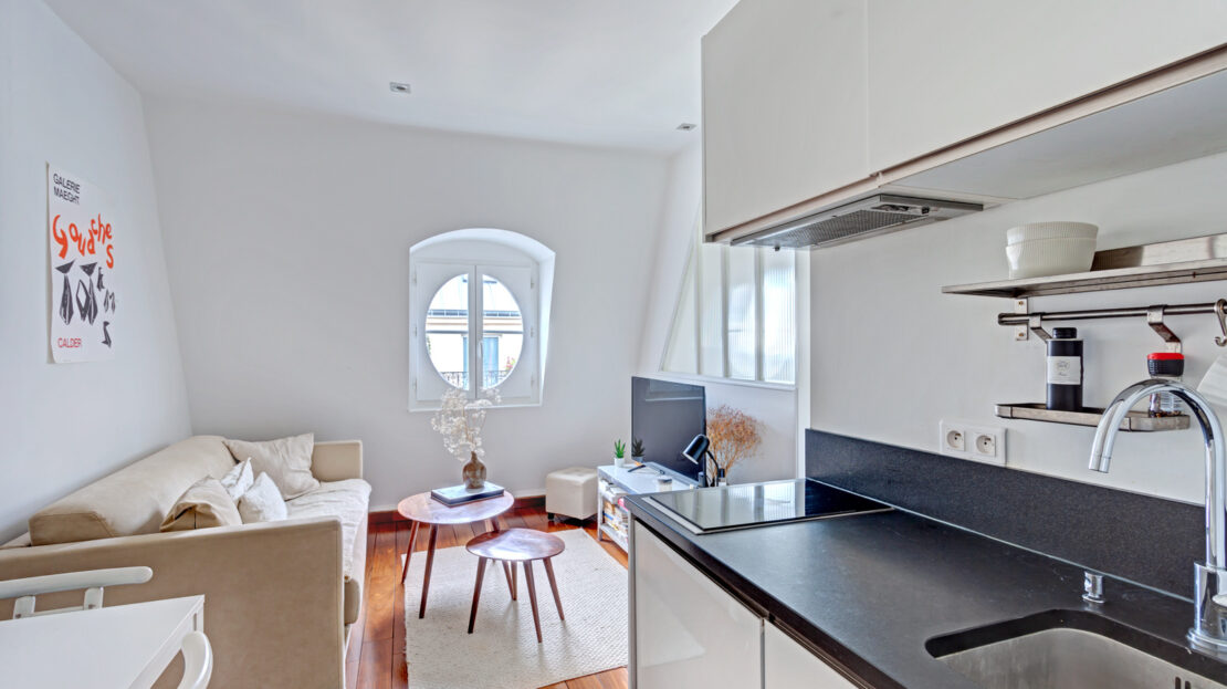 Appartement moderne avec kitchenette et salon dans le 16e arrondissement de Paris.