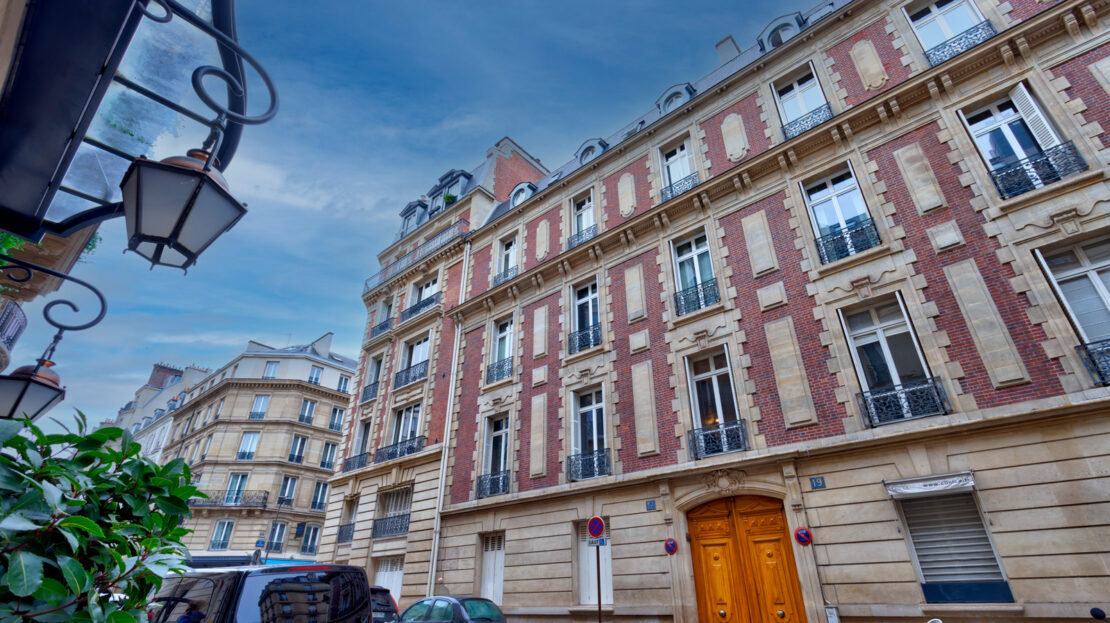 Immeuble haussmannien dans le 16e arrondissement de Paris.