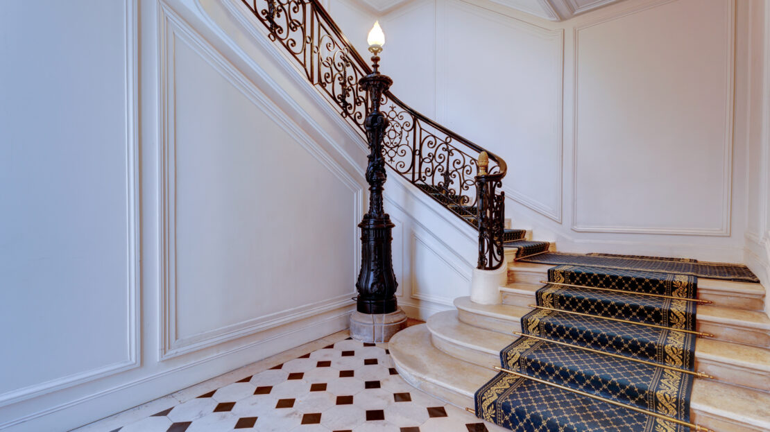 Escalier en fer forgé dans un immeuble parisien.