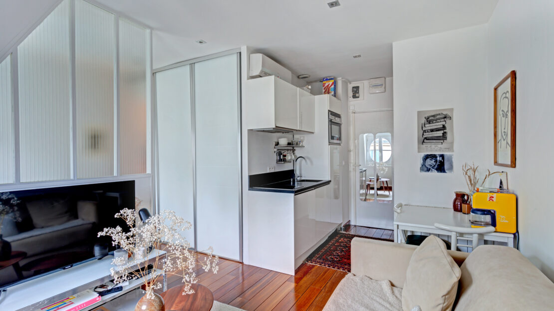 Appartement moderne et lumineux avec cuisine compacte à Paris 16.