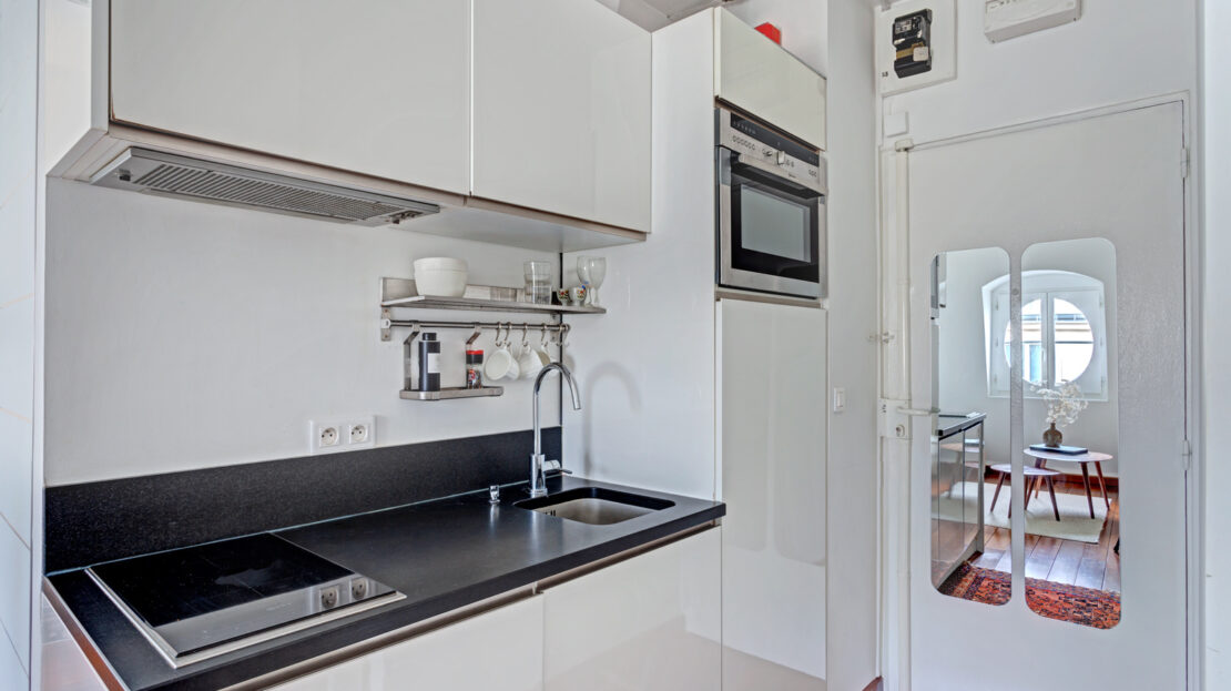 Cuisine moderne et compacte avec électroménager intégré.