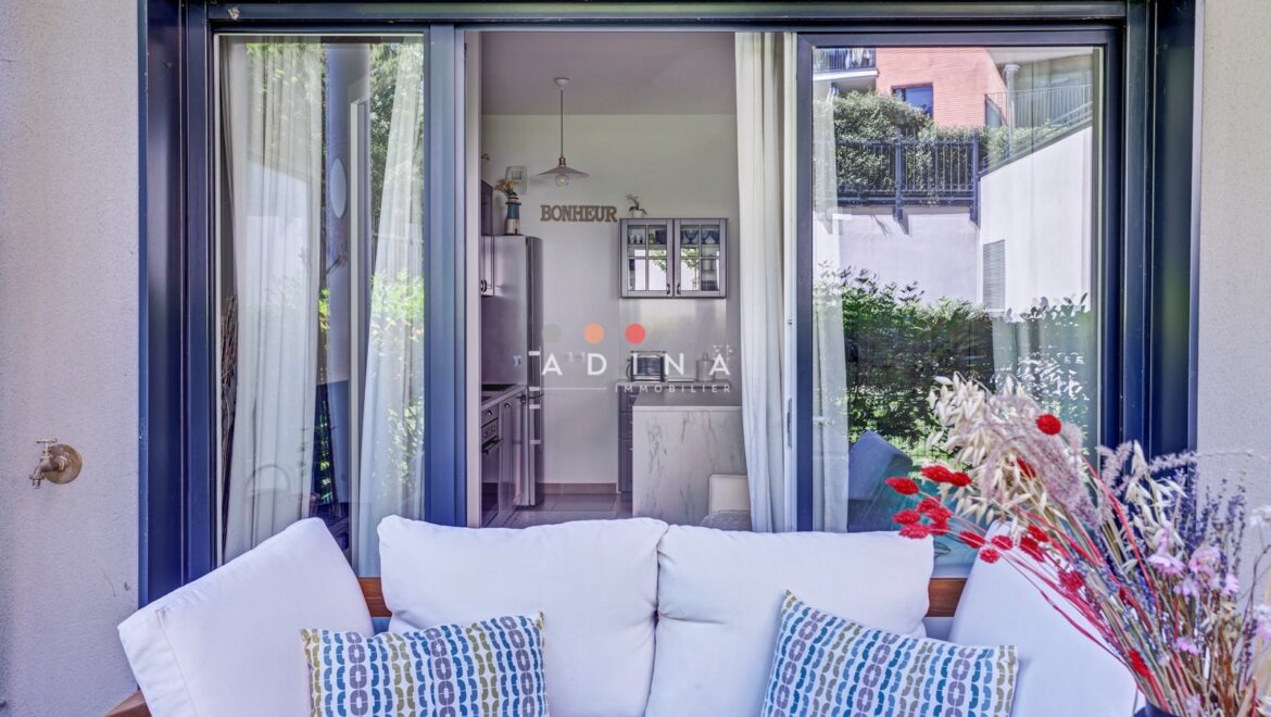 Balise ALT : "Terrasse avec vue sur la cuisine à Le-Plessis-Robinson."