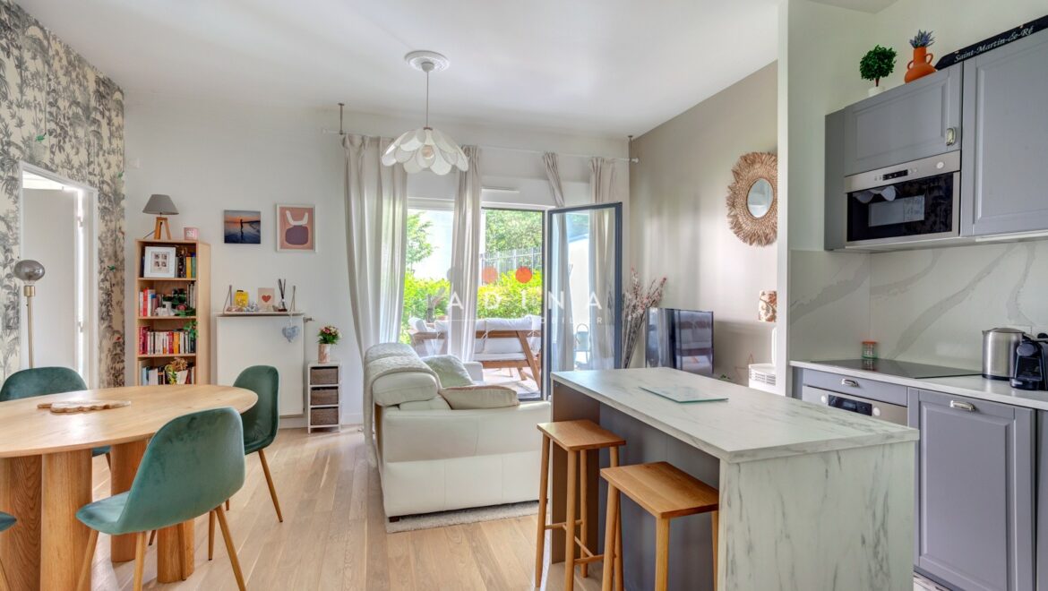 Intérieur moderne et lumineux avec salle à manger et cuisine équipée.