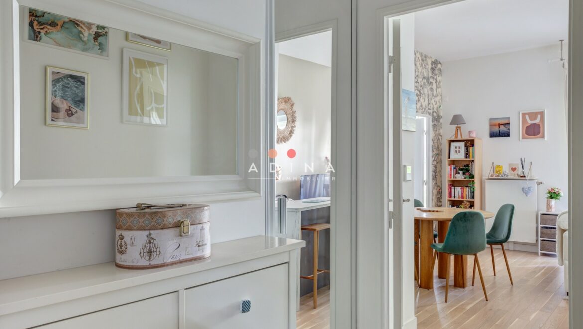 Intérieur d'une maison avec salon et décor moderne.