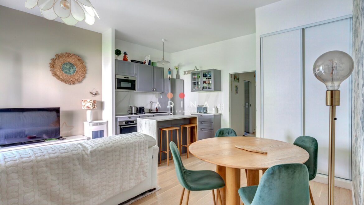 Salon moderne avec coin cuisine au Plessis-Robinson.