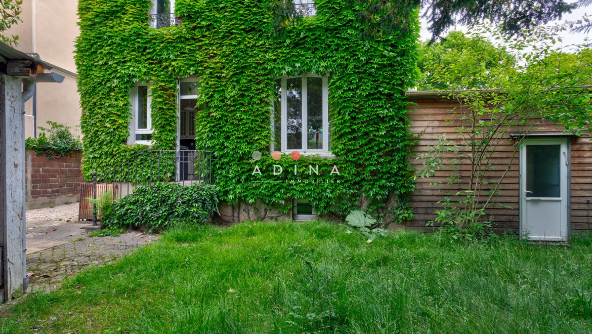 Façade de maison couverte de lierre avec jardin à Sceaux.