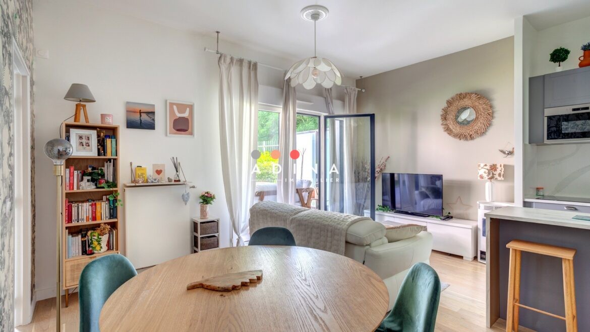 Salon moderne et lumineux avec mobilier contemporain.