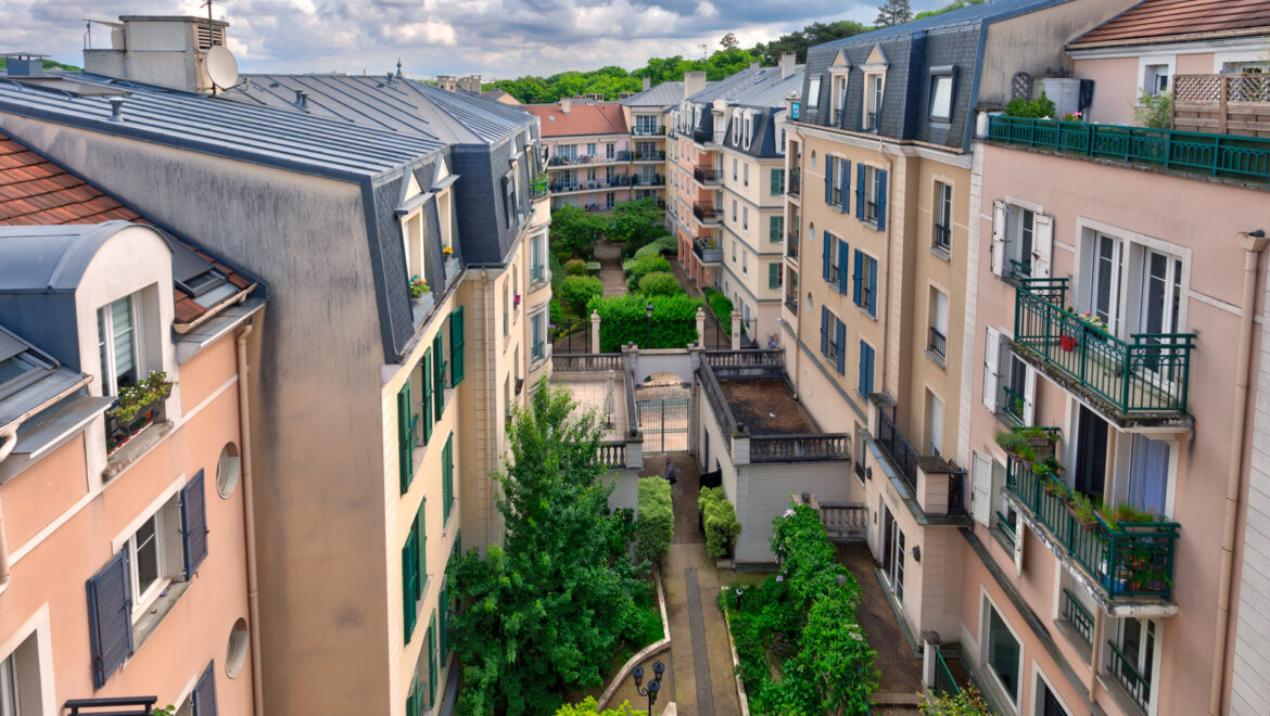 Immeubles résidentiels avec jardin au Plessis-Robinson.