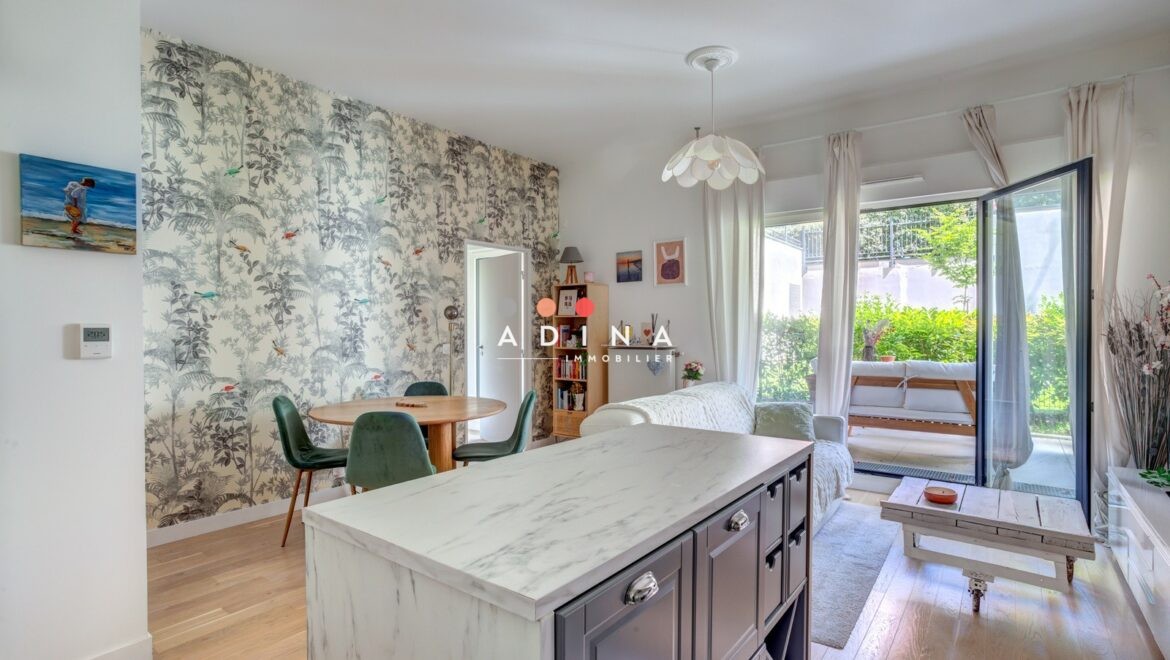 Appartement lumineux avec salon et baie vitrée.