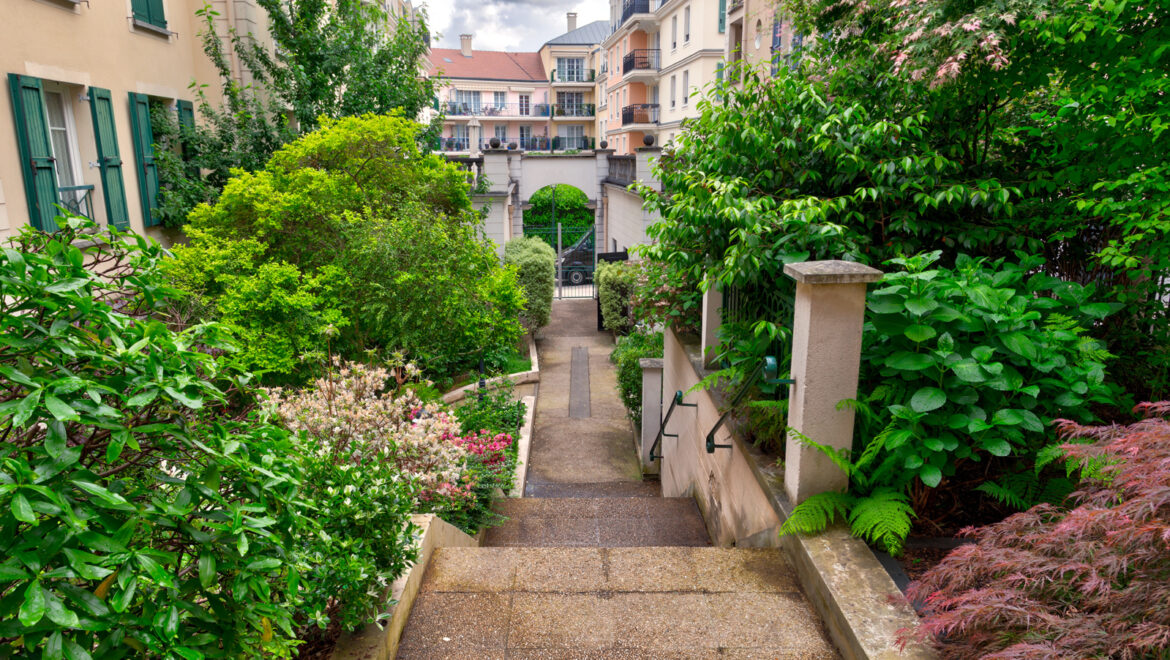Escalier bordé de verdure dans une résidence au Plessis-Robinson.