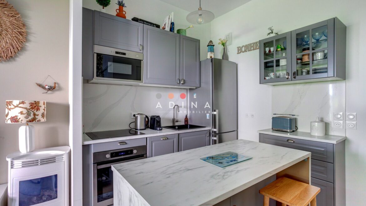 Cuisine moderne avec îlot central à Le-Plessis-Robinson.
