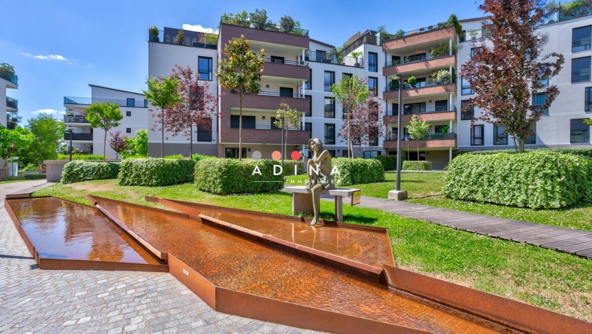 Résidence moderne avec jardin à Le-Plessis-Robinson.
