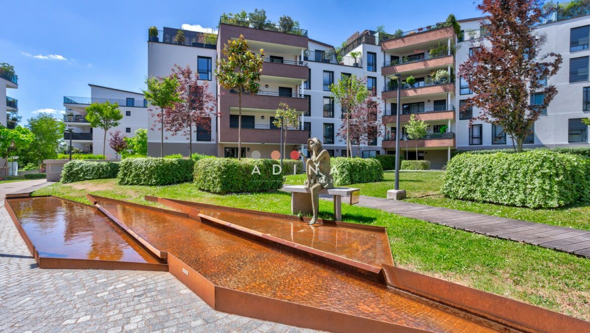 Immeuble moderne avec espace vert et fontaine au Plessis-Robinson.