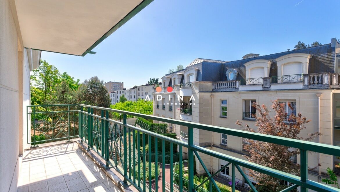 Balcon avec vue sur bâtiments résidentiels au Plessis-Robinson.