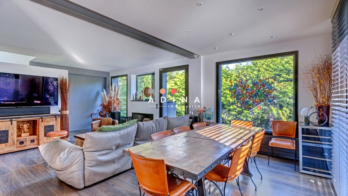 Intérieur d'un salon moderne et lumineux avec vue sur jardin.