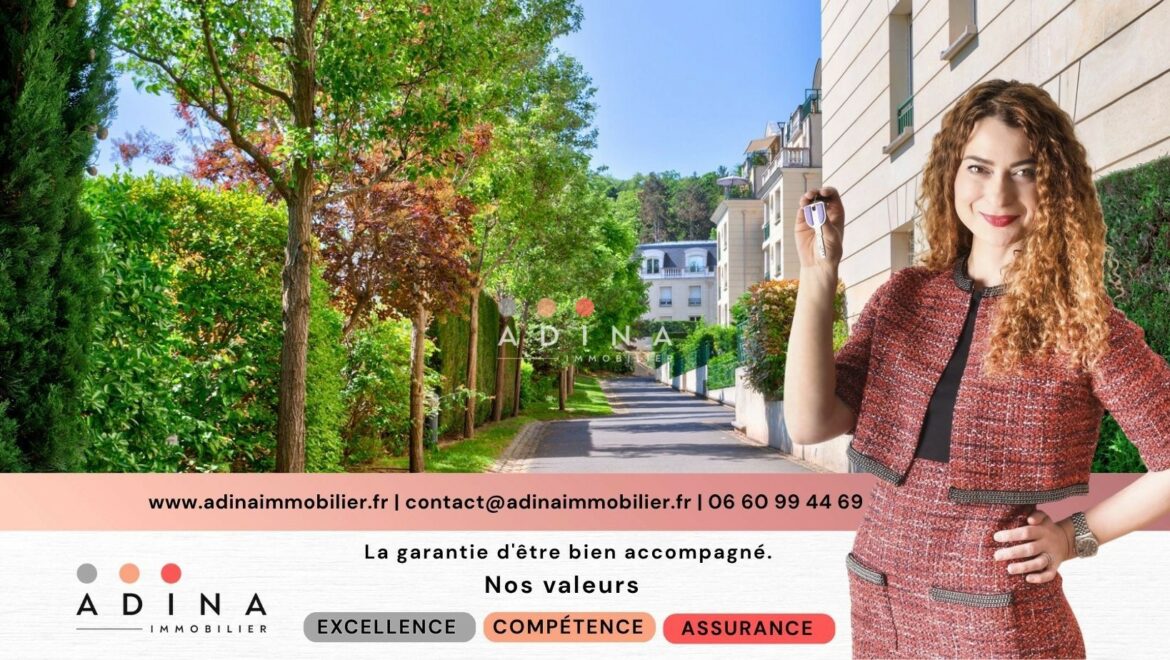Agence immobilière avec bâtiment moderne et femme tenant des clés.