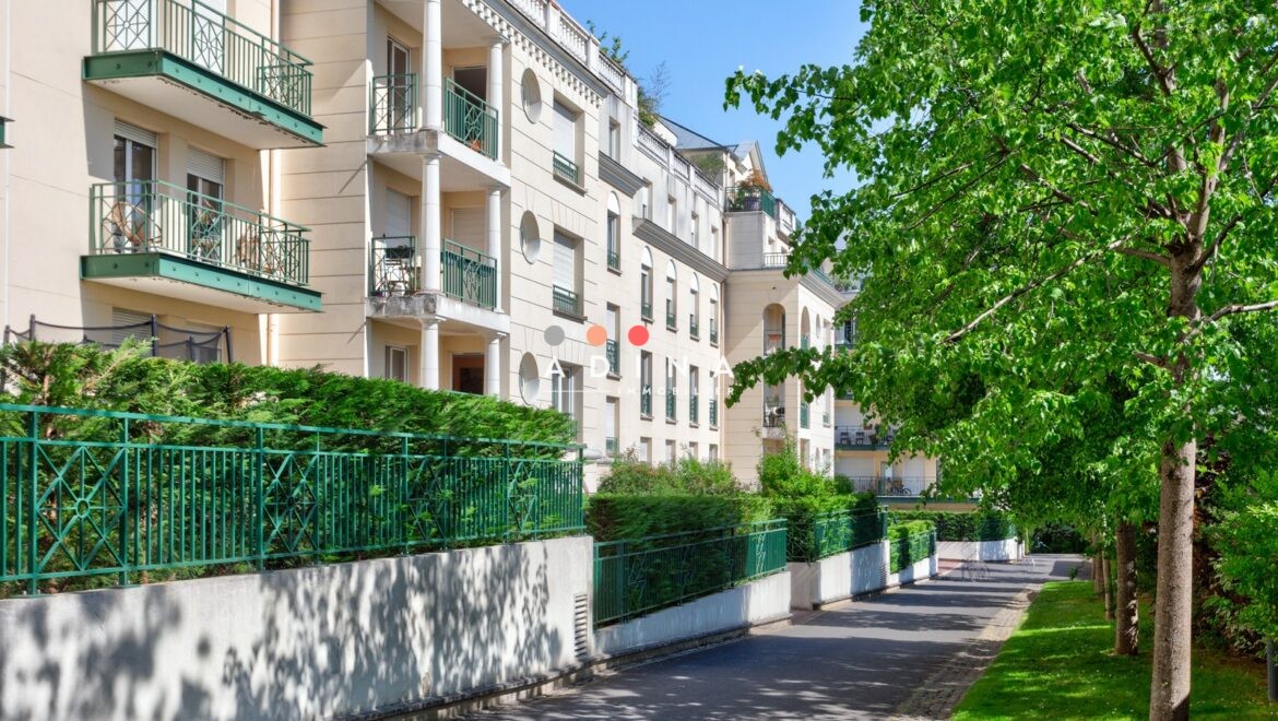 Immeuble résidentiel avec balcons au Plessis-Robinson.