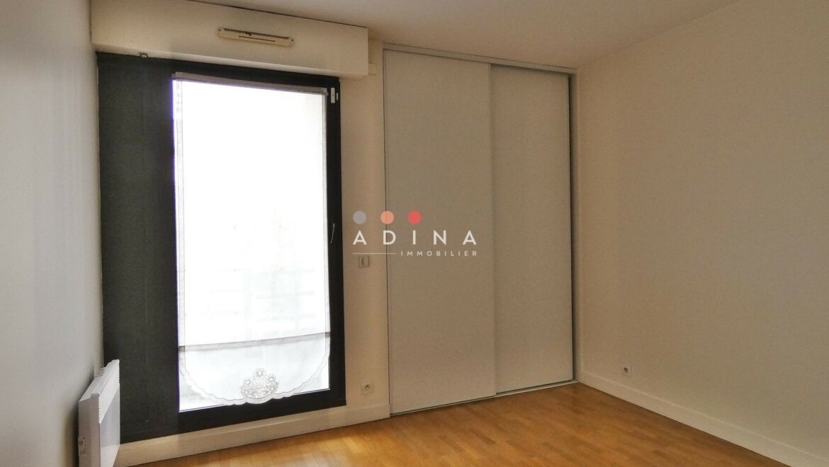 Chambre vide avec parquet et placard à Sceaux.