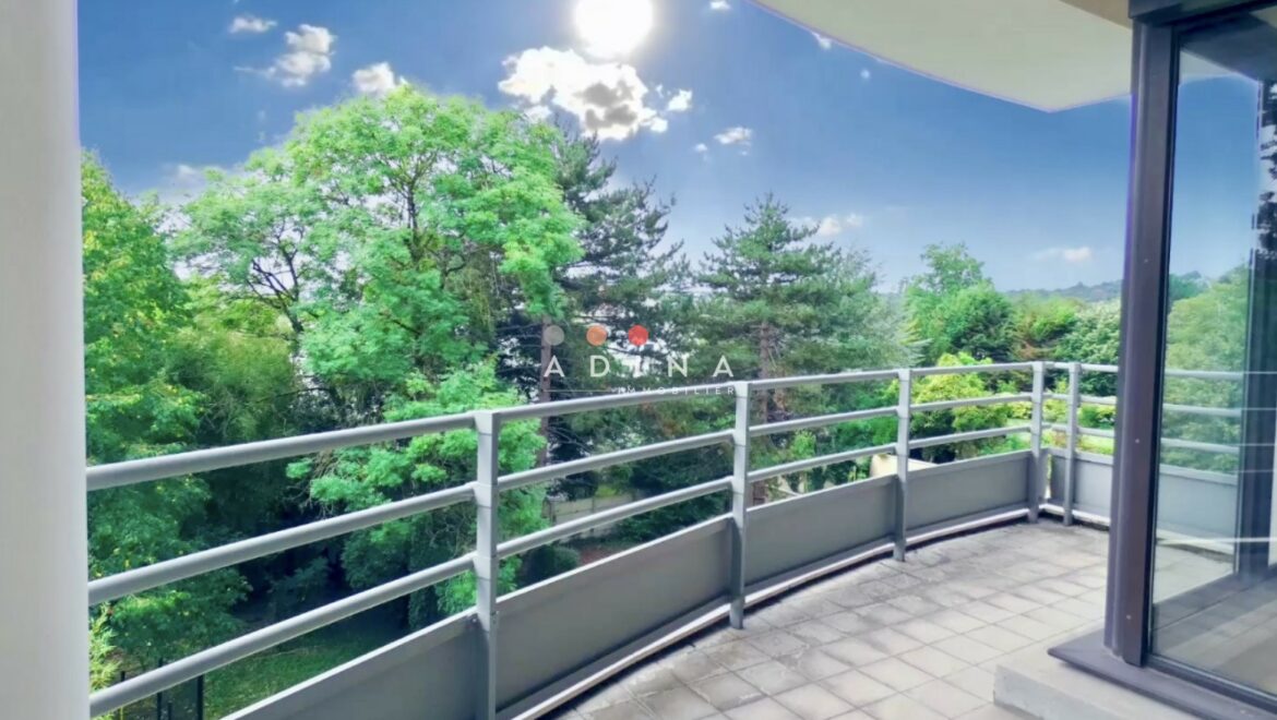 Balcon d'appartement avec vue sur des arbres à Sceaux.