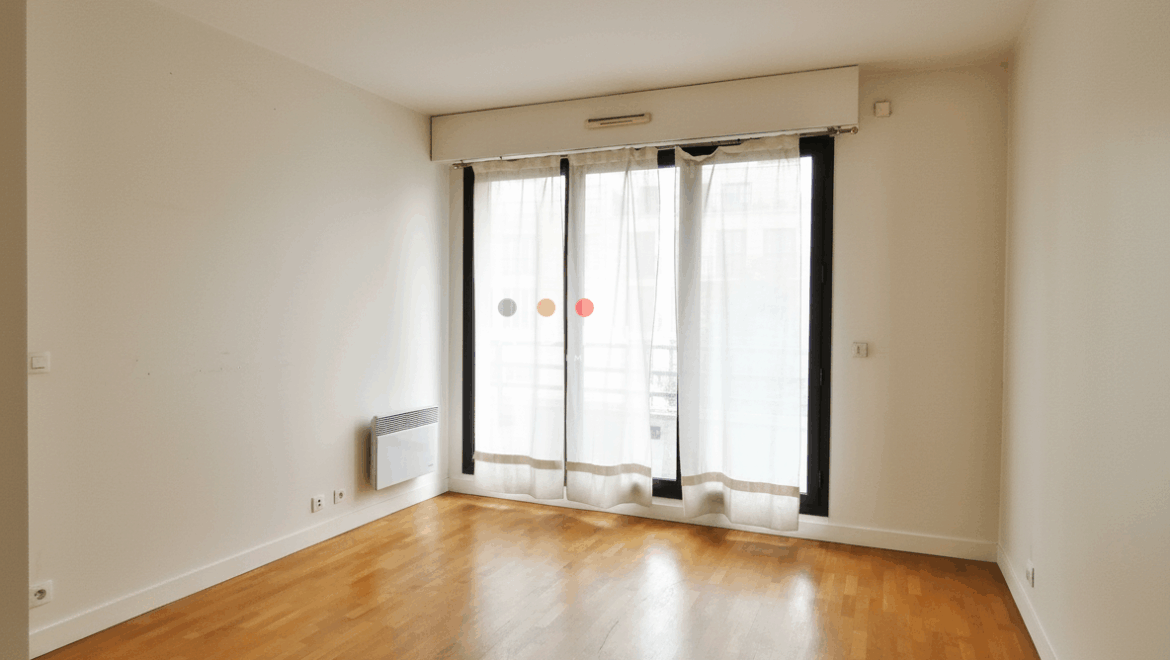 Intérieur d'un appartement vide avec parquet et grande fenêtre, Le Plessis-Robinson.