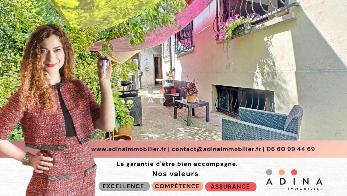 Agent immobilier présentant la cour d'une maison à Le Plessis-Robinson.