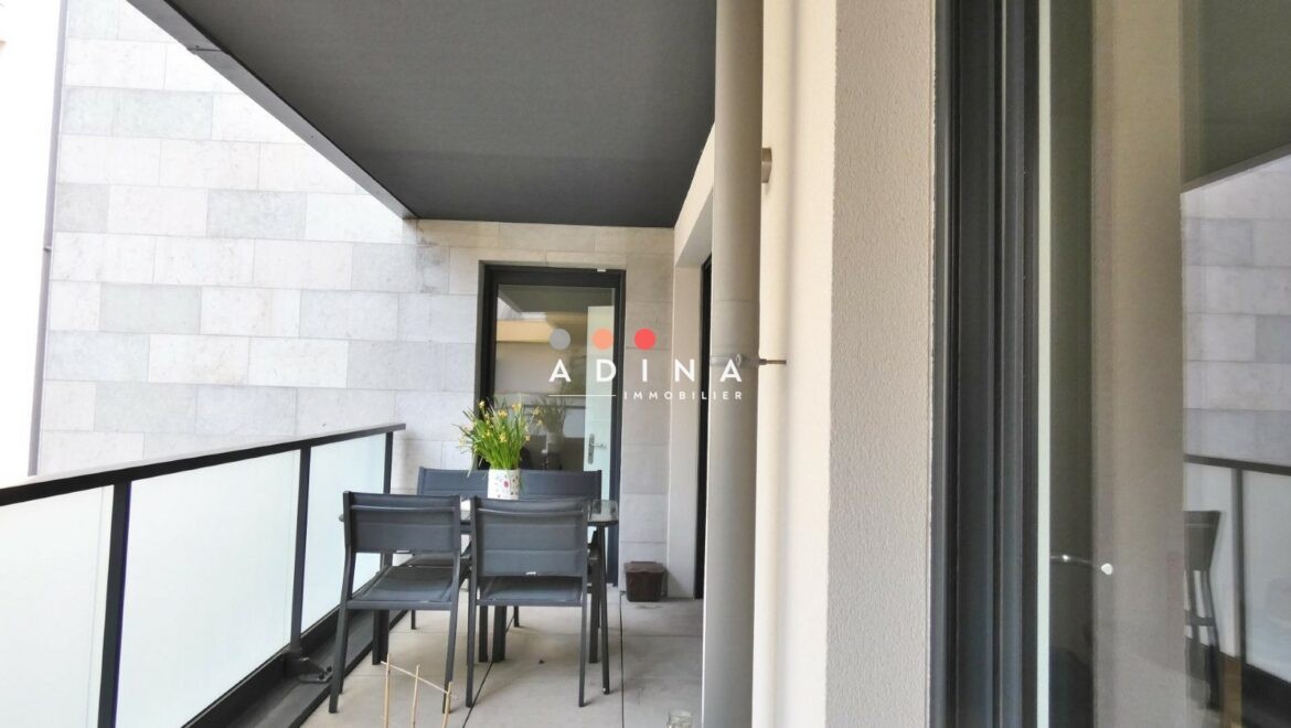 Balcon moderne avec table et chaises à Issy-Les-Moulineaux.