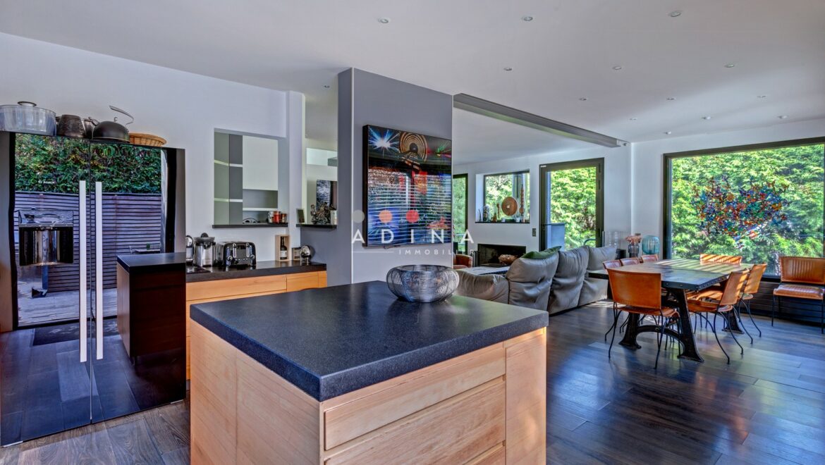 spacieuse maison moderne avec cuisine ouverte et salle à manger, le plessis robinson.