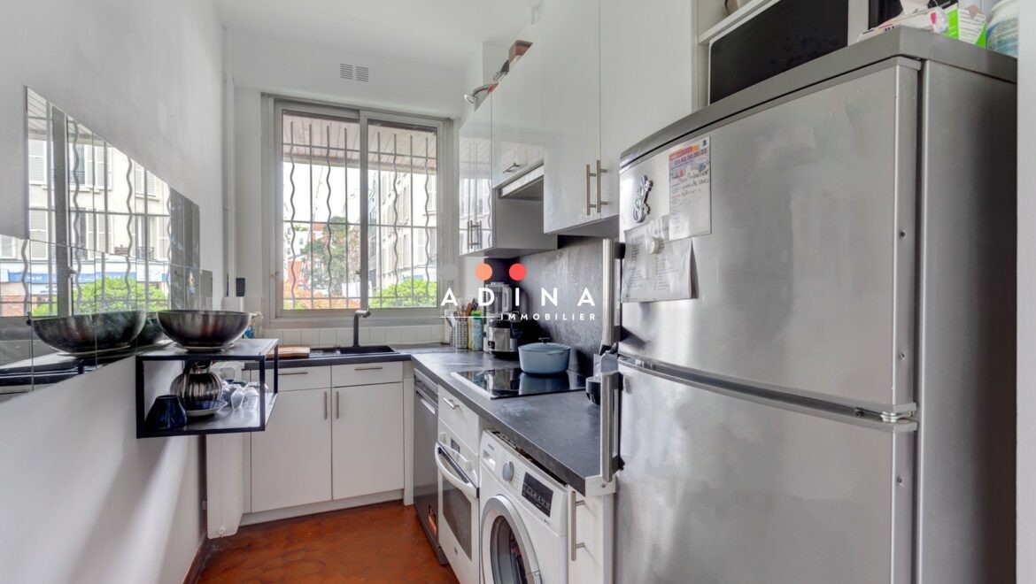 Cuisine moderne avec électroménagers à Neuilly-sur-Seine.