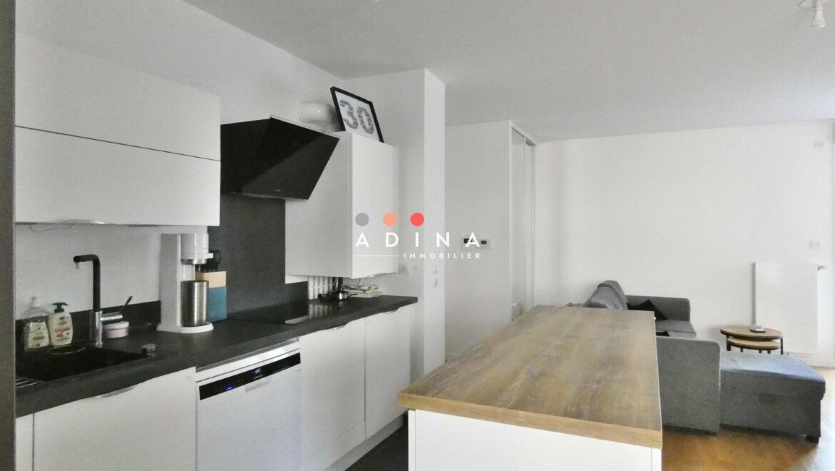 Salon moderne avec cuisine ouverte à Issy-Les-Moulineaux.