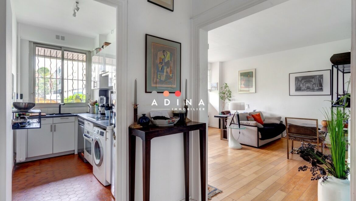 Appartement lumineux avec cuisine et salon modernes à Neuilly-sur-Seine.