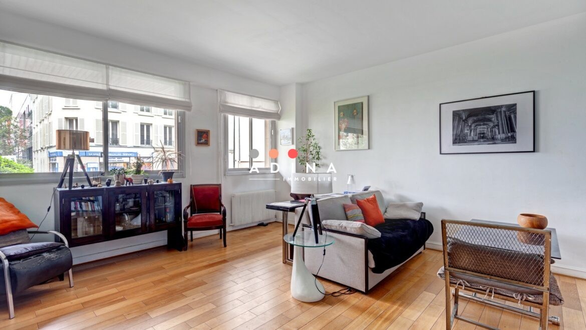 Salon spacieux et lumineux avec parquet à Neuilly-sur-Seine.