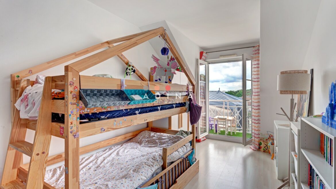chambre d’enfant lumineuse avec lits superposés et balcon, le plessis robinson.
