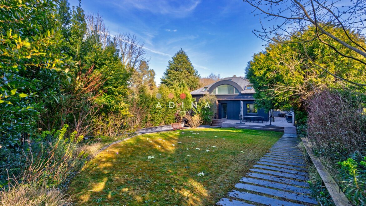 maison moderne avec grand jardin verdoyant au plessis robinson.