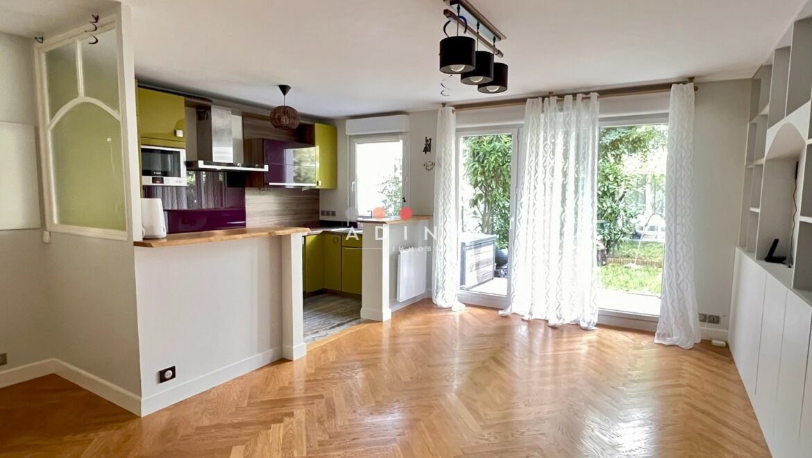 Appartement moderne avec cuisine ouverte et parquet, Le Plessis-Robinson.