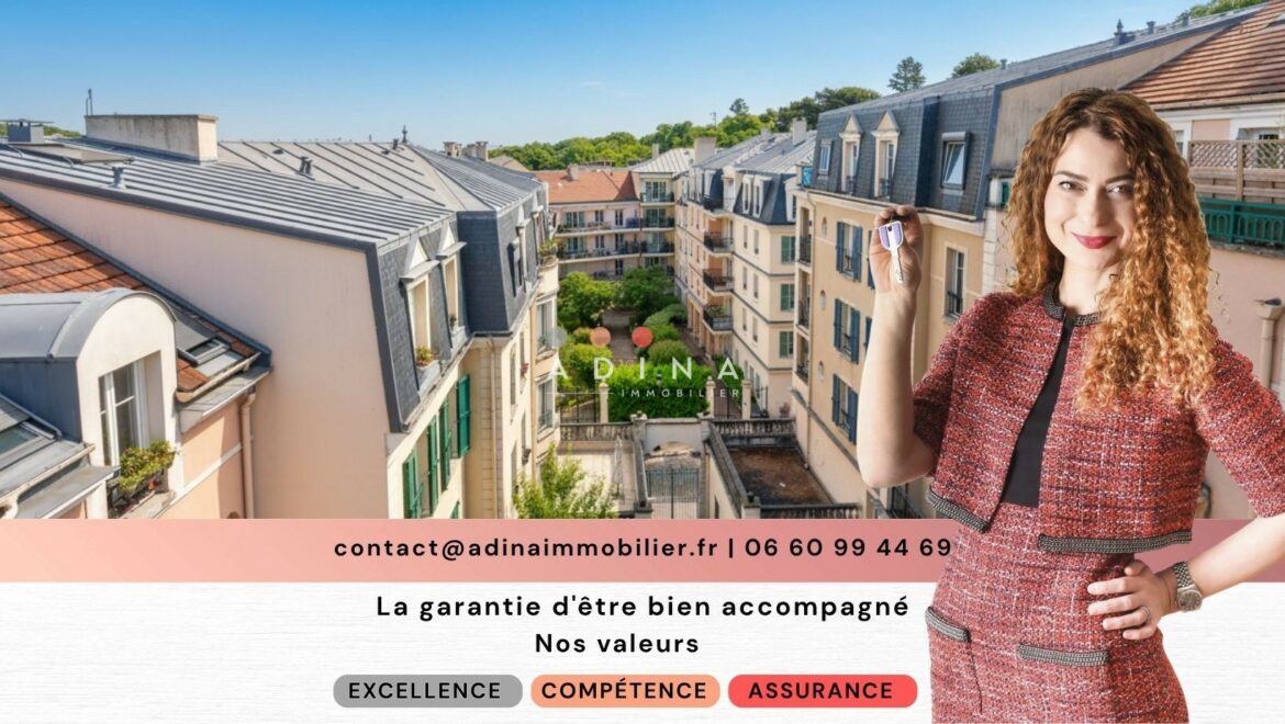 Femme tenant des clés devant des immeubles résidentiels.