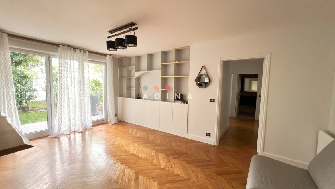 Salon lumineux avec parquet au sol, grande baie vitrée à Le Plessis-Robinson.