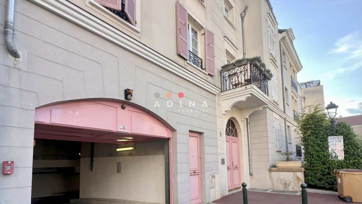 Façade d'un immeuble résidentiel avec portes et volets roses.