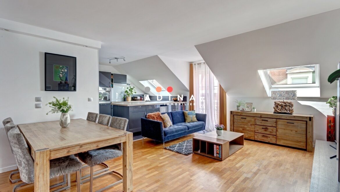 Appartement moderne avec salon et cuisine ouverts.