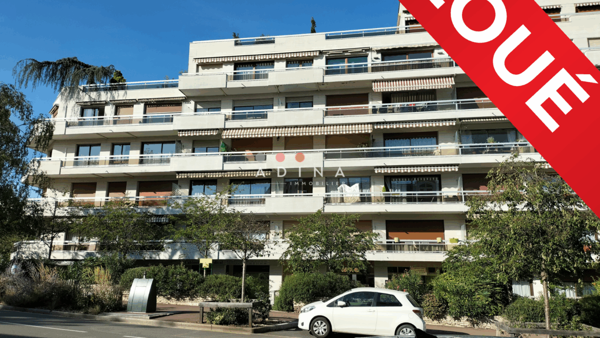 Immeuble résidentiel au Plessis-Robinson avec bannière "Loué".