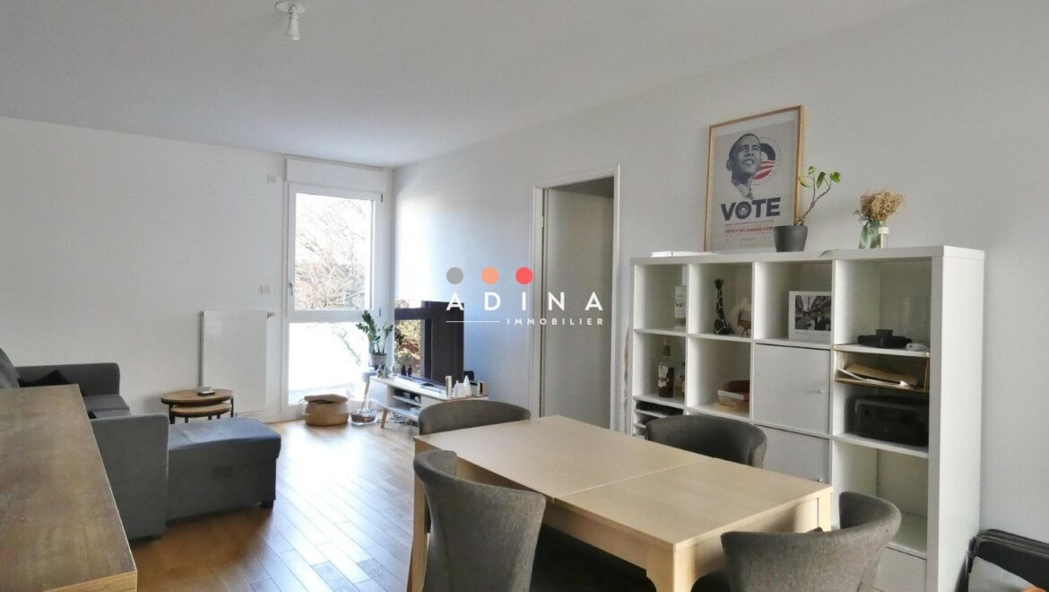 INTÉRIEUR : Salon moderne avec coin-repas à Issy-Les-Moulineaux.